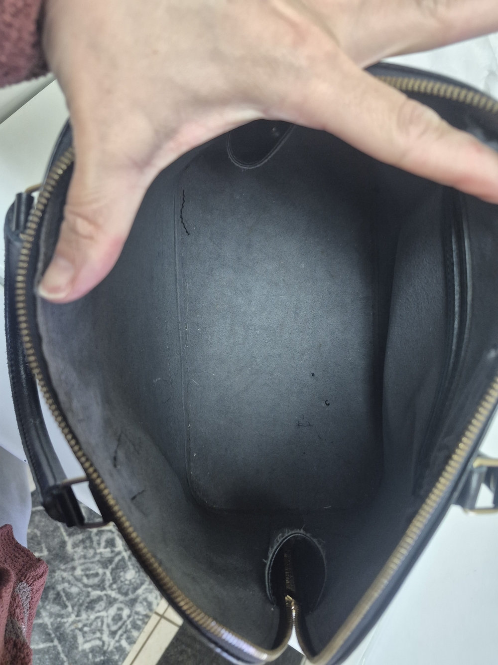 Louis Vuitton Black Epi Alma MI0969 - Picture 12 of 16
